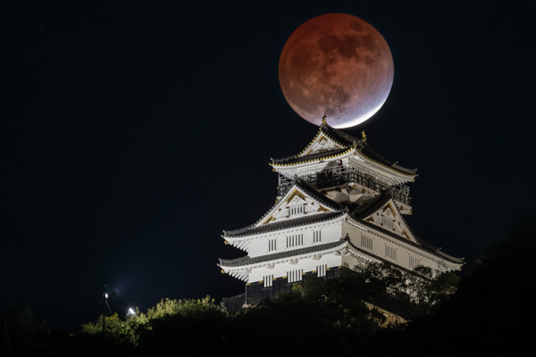 岐阜城と月（11月の満月, 部分月食）